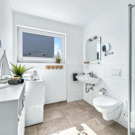 Schwimmendes Haus An Bord 1 -