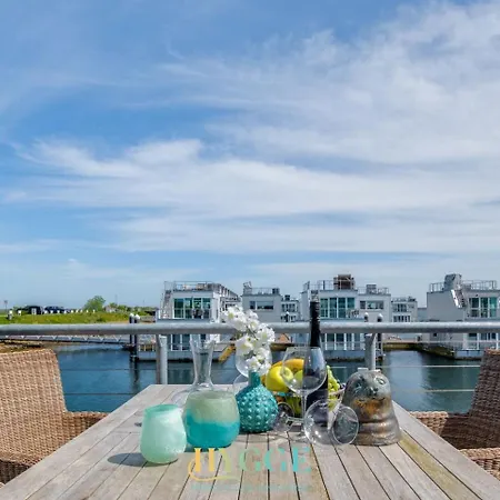 Schwimmendes Haus An Bord 1 -